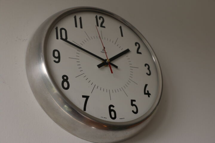 Horloge murale JAZ ronde acier 1960