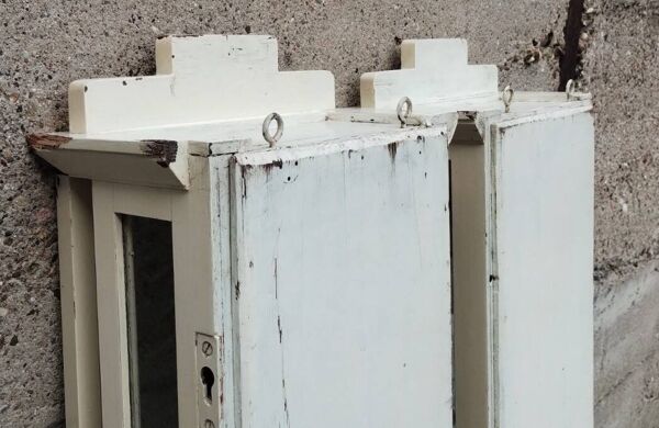 Paire de 2 anciennes petites vitrine en bois massif