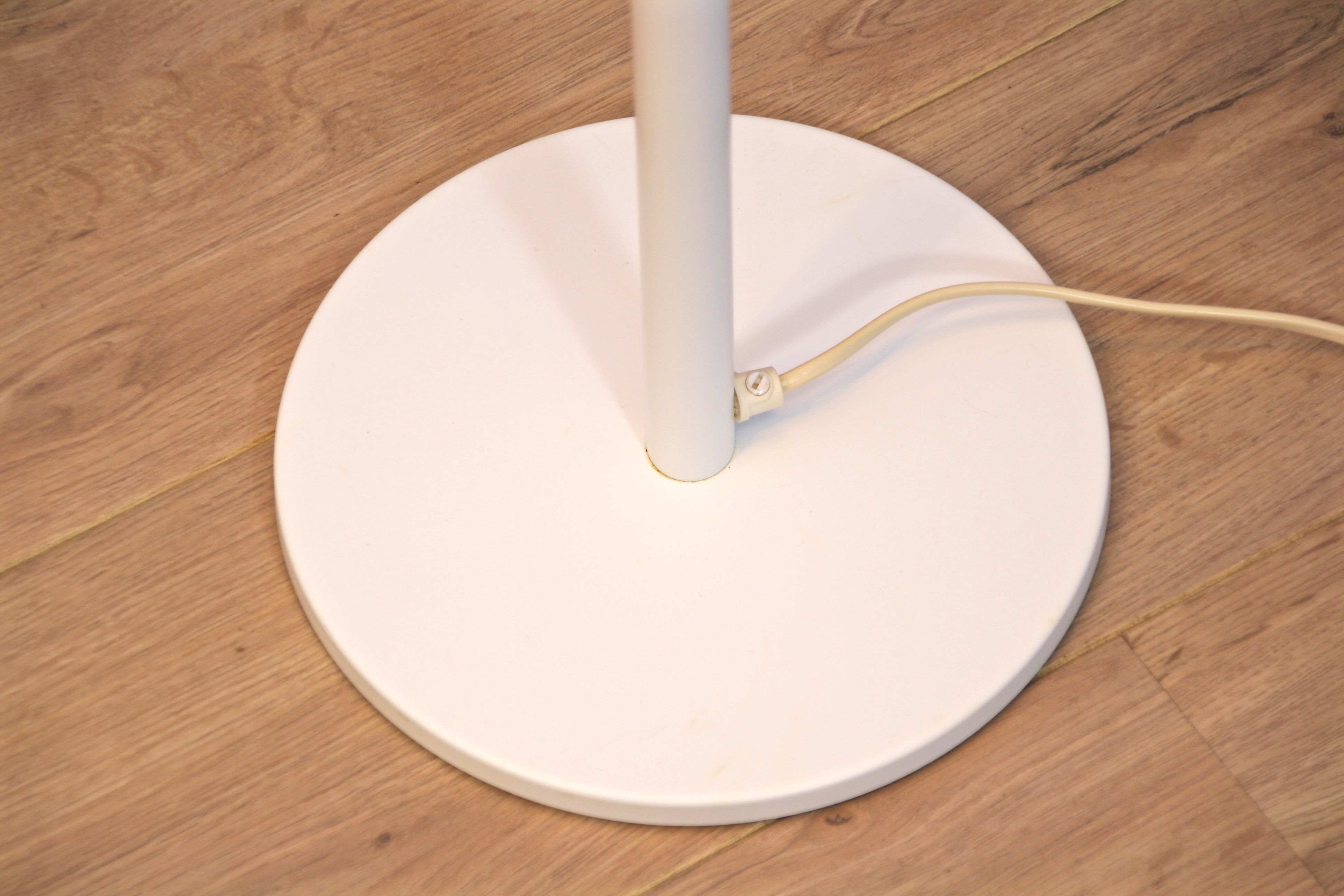 Lampadaire danois en blanc avec accent orange par Jeka Metaltryk, 1970s