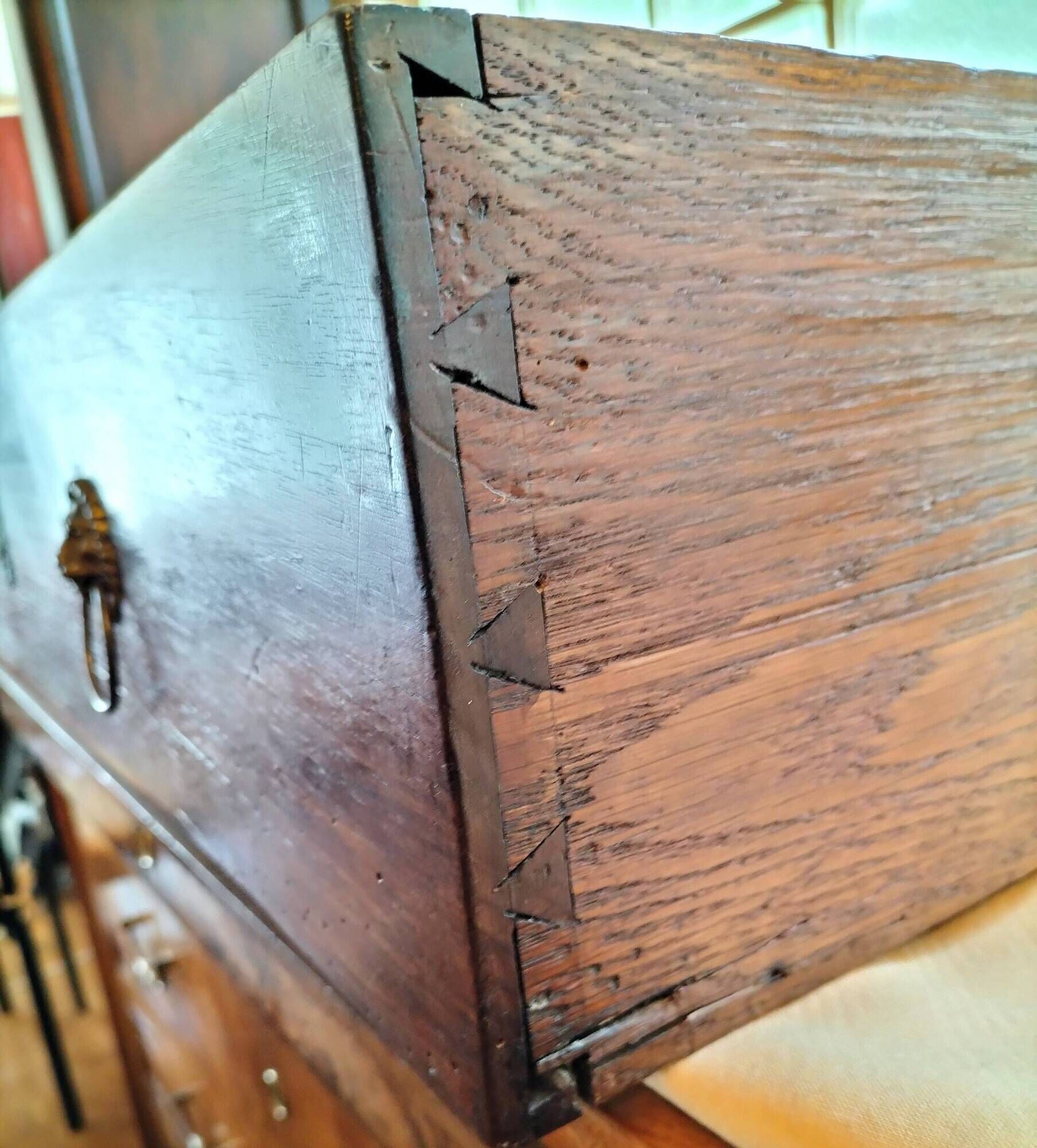 Jumping chest of drawers with 3 drawers in solid walnut, Restoration style.