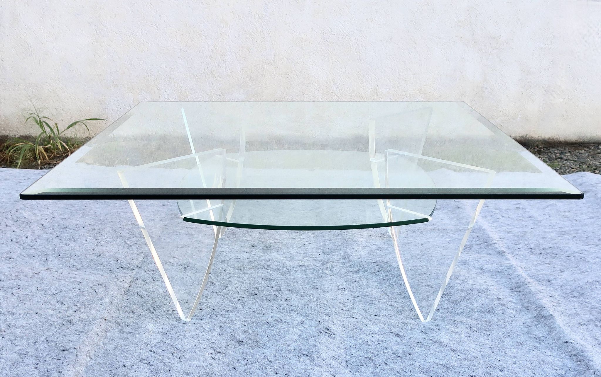 Table basse design années 1980 en verre et perspex (lucite)