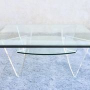 Table basse design années 1980 en verre et perspex (lucite)