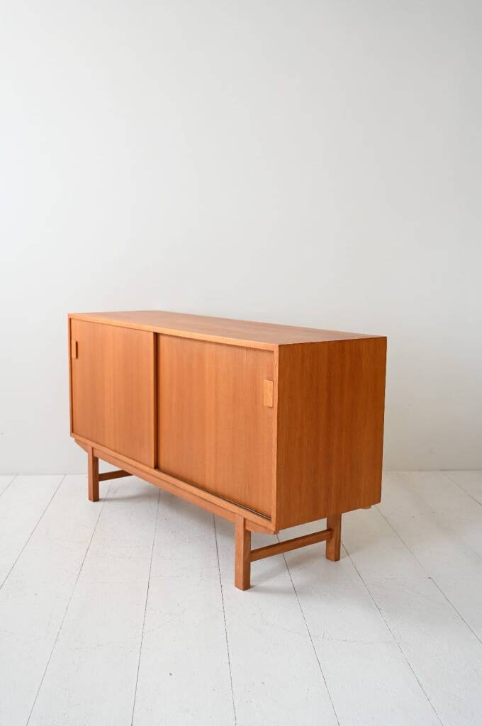 Buffet danois avec portes coulissantes, étagères et tiroir intérieur. Danemark, années 1970.