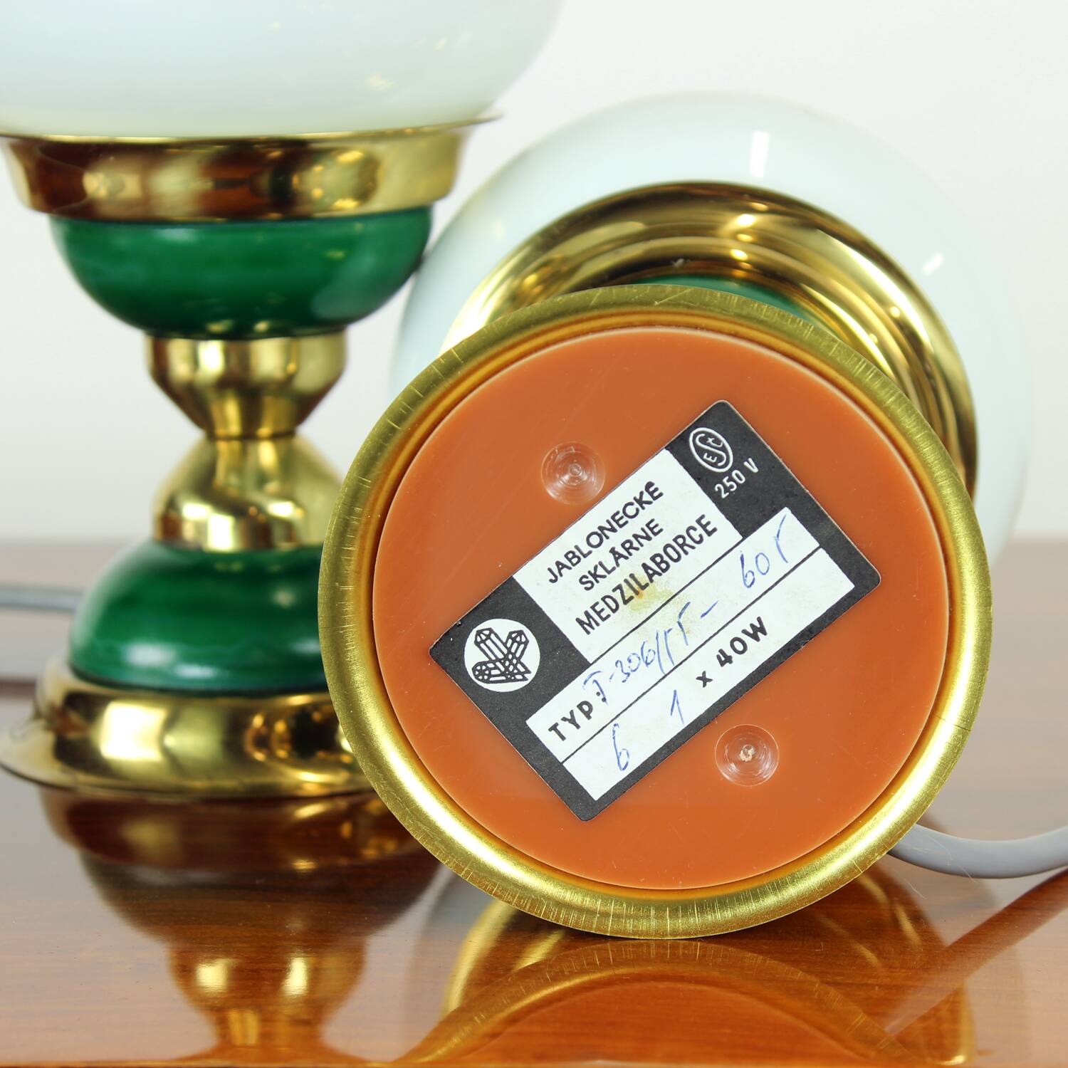 Suite de lampes de table en verre opalin et laiton, Tchécoslovaquie 1955