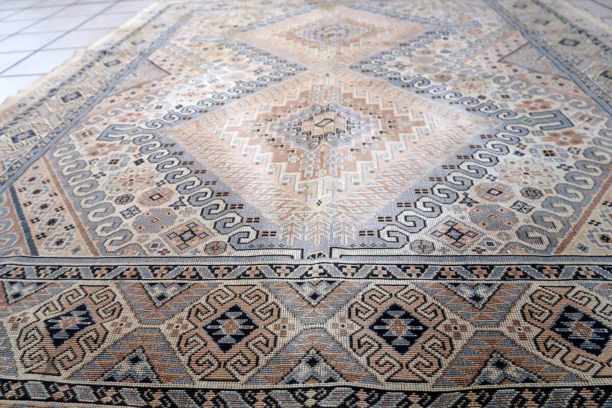 Kilim Shirvan caucasien vintage, 136 cm x 160 cm, années 1950