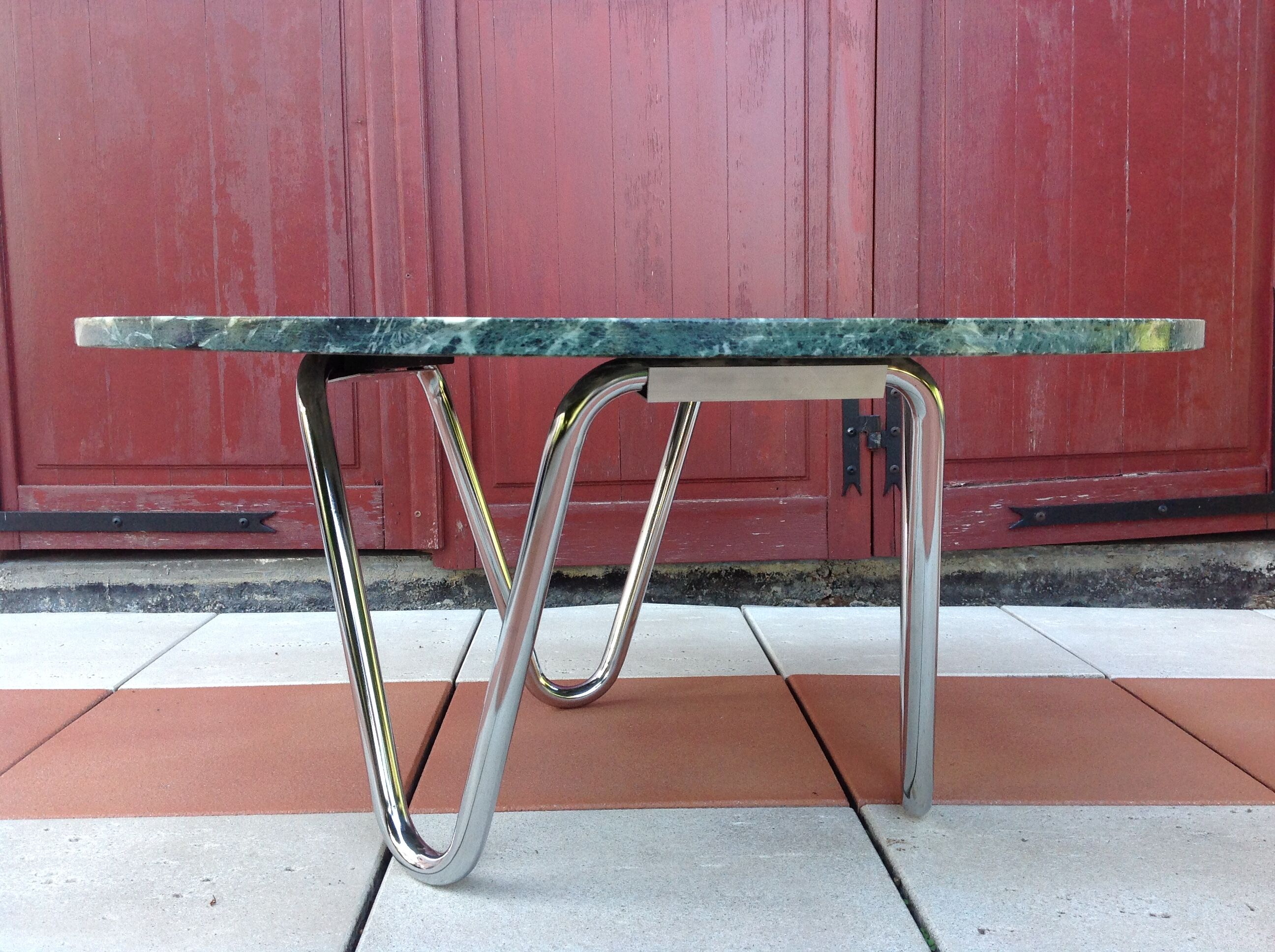 Round coffee table in green marble and chrome / vintage base 60s-70s