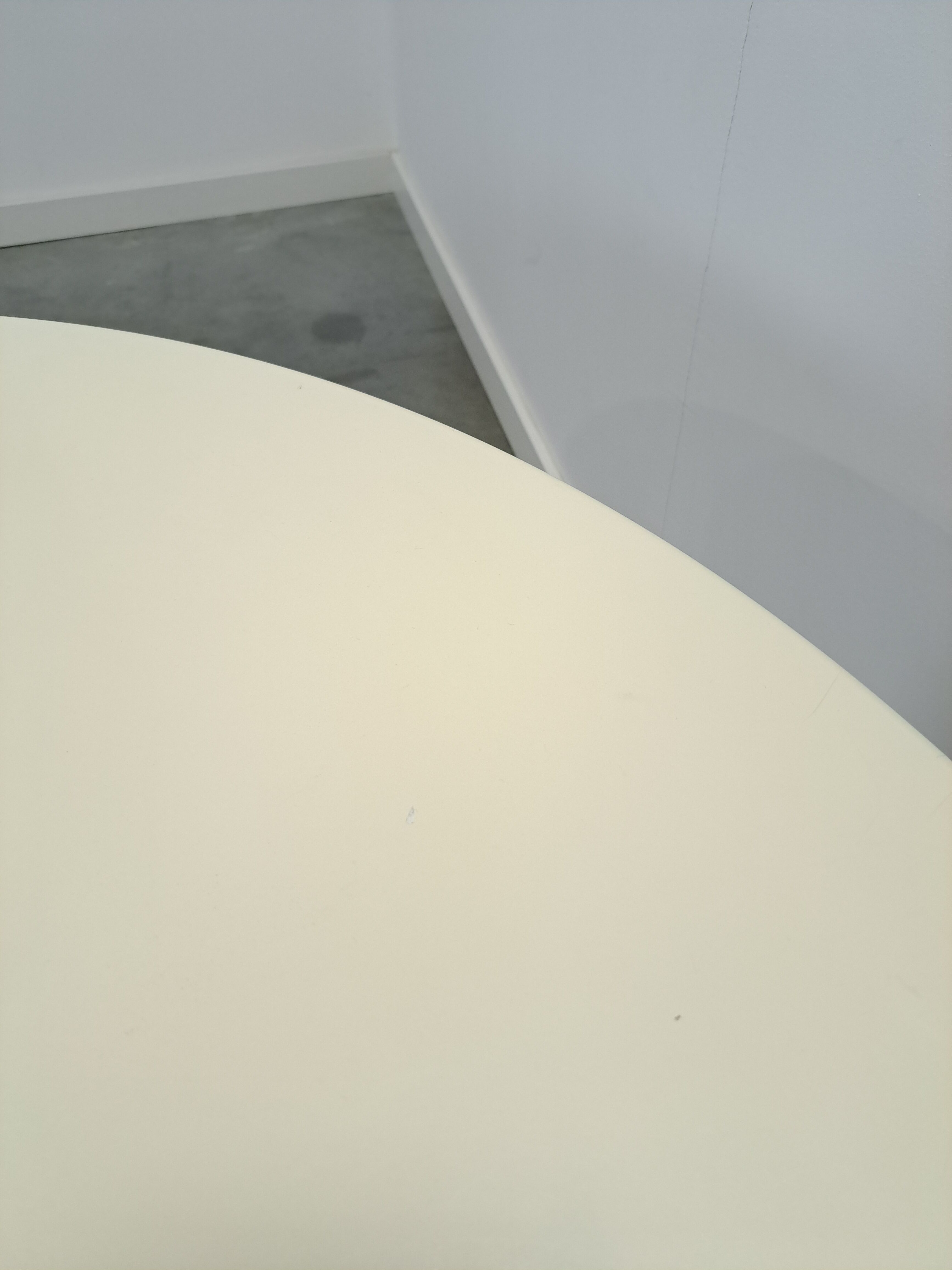 Ronde creme eettafel met geribbelde poot