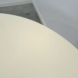 Ronde creme eettafel met geribbelde poot