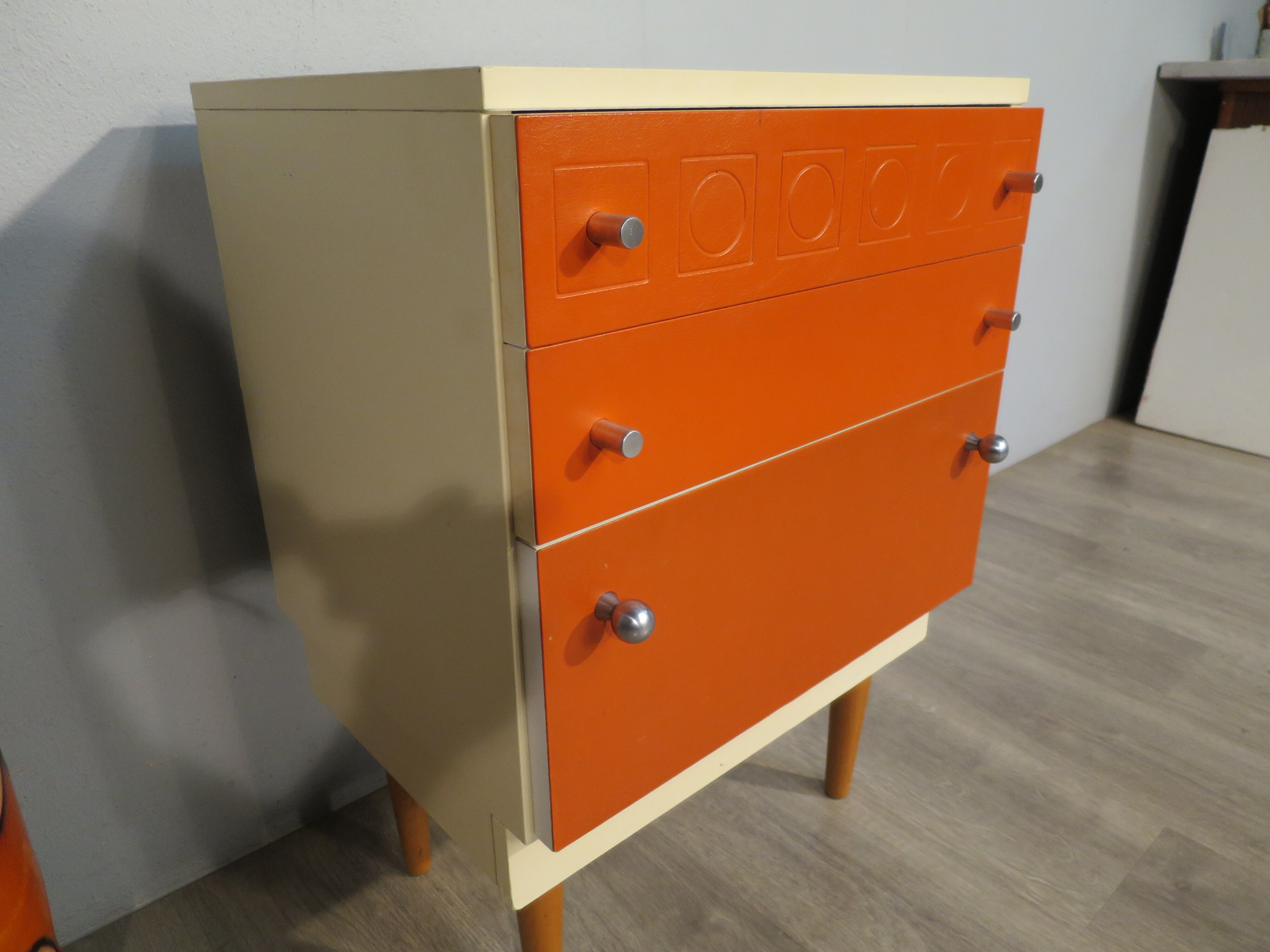 Meuble d'appoint vintage orange