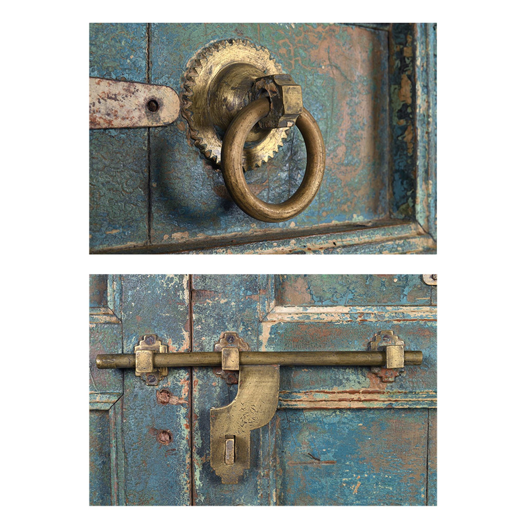 Porte en bois à la patine bleue