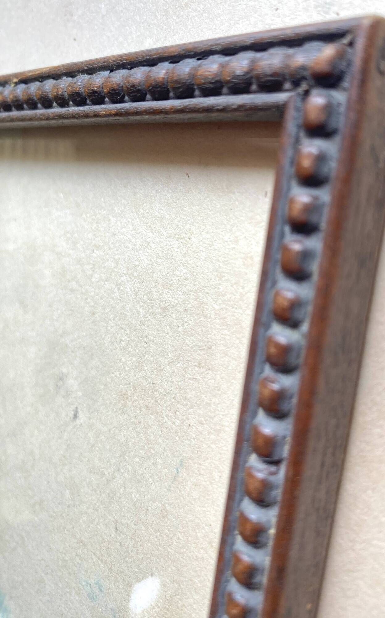 Wooden frame carved in beads, glazed, gray cardboard back and irzft paper