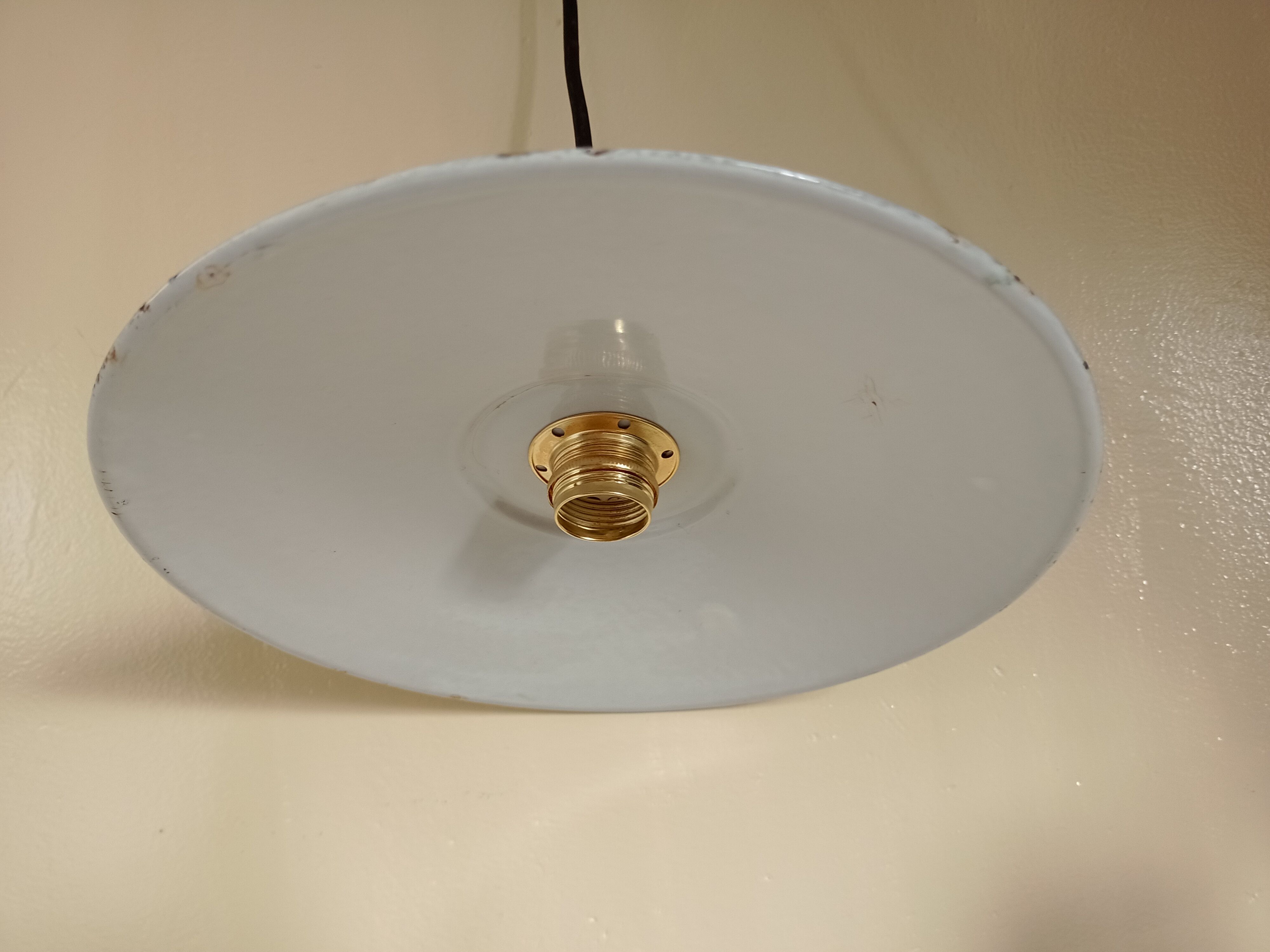 Enamelled sheet metal suspension 2