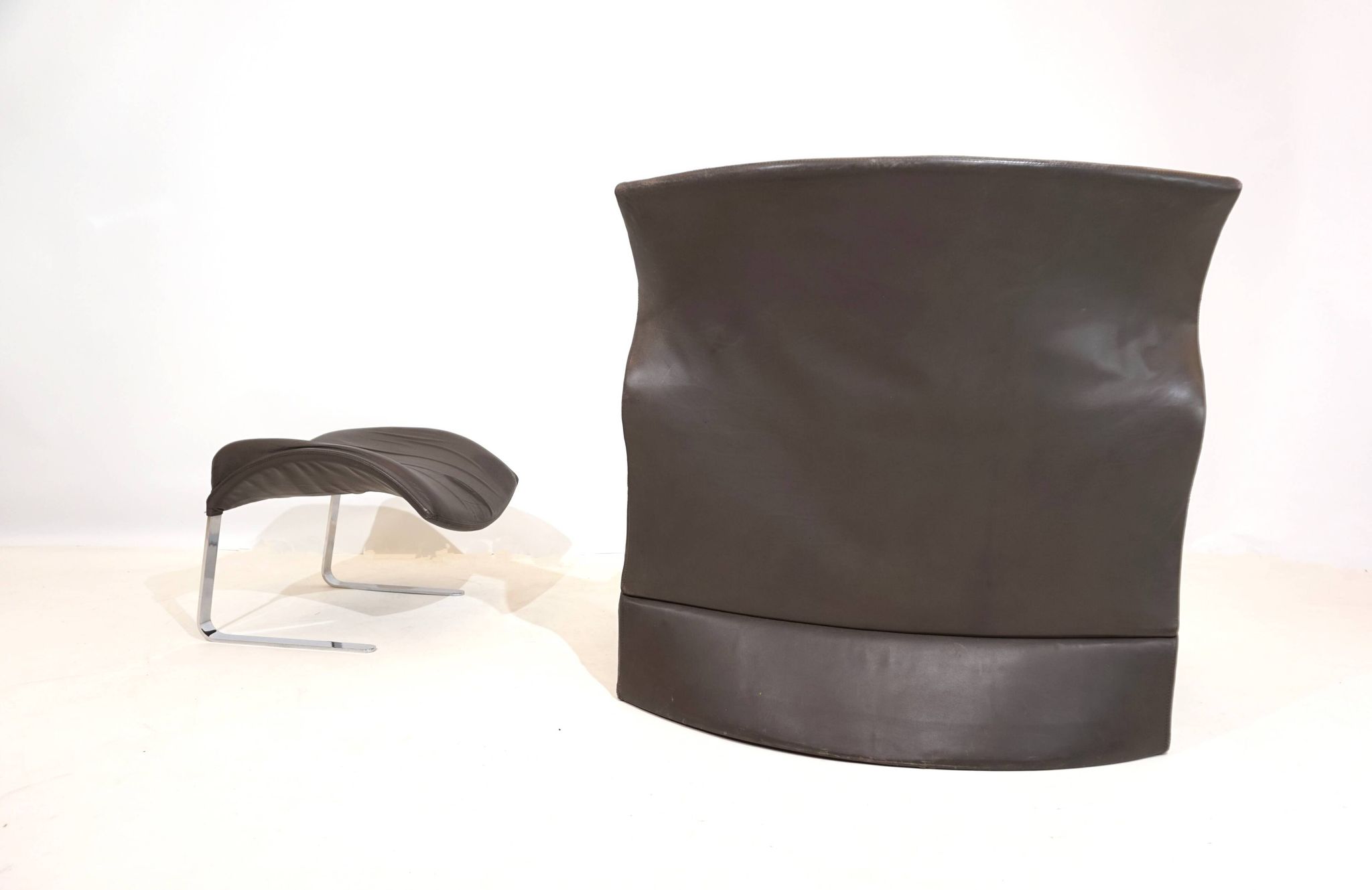 Saporiti Vela Alta leather armchair with ottoman by Giovanni Offredi