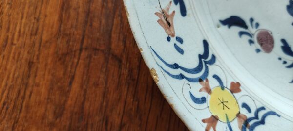 Plat ancien Delft XVIIe décor au chinois