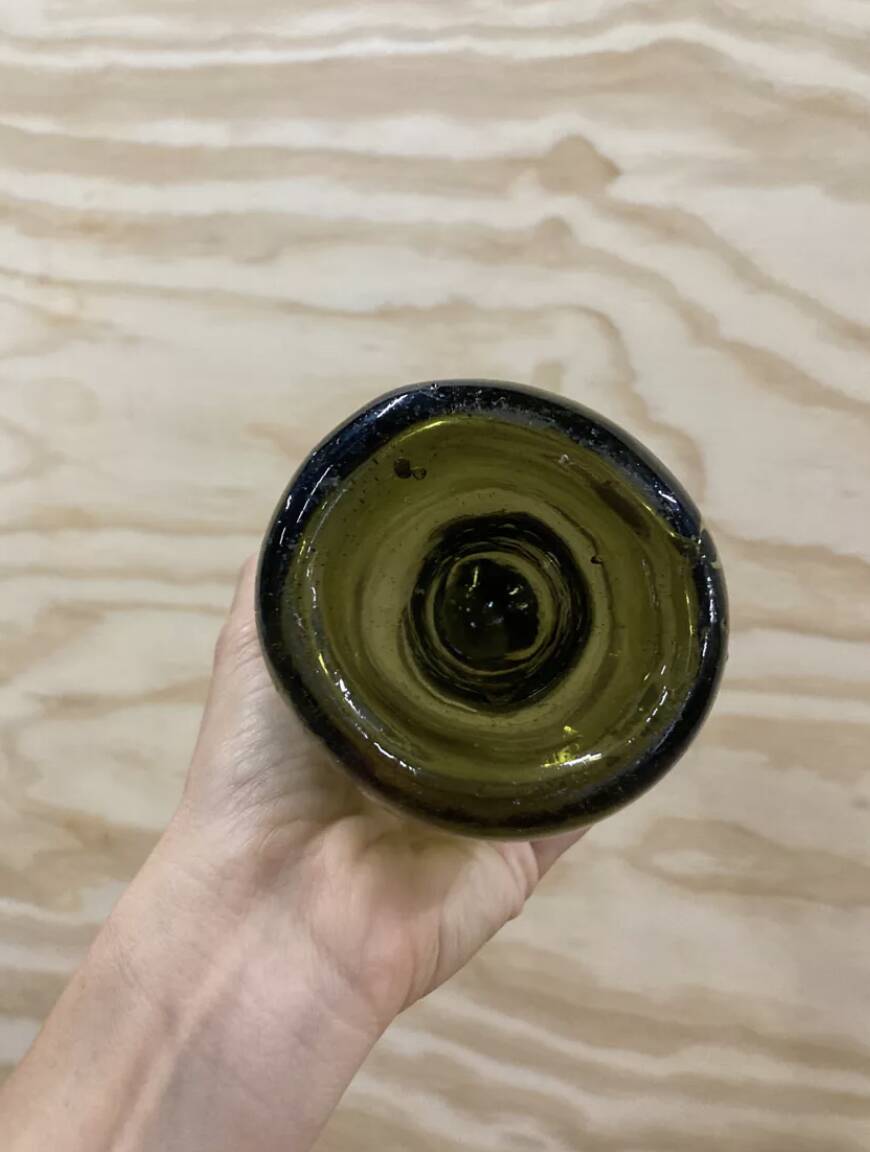 Bouteille ancienne verre verte forme libre