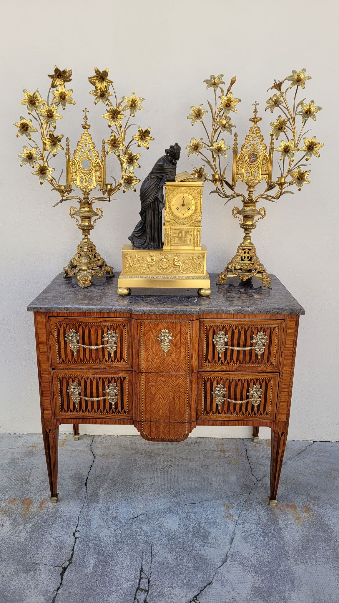Commode sauteuse Louis XVI en marqueterie 19ème