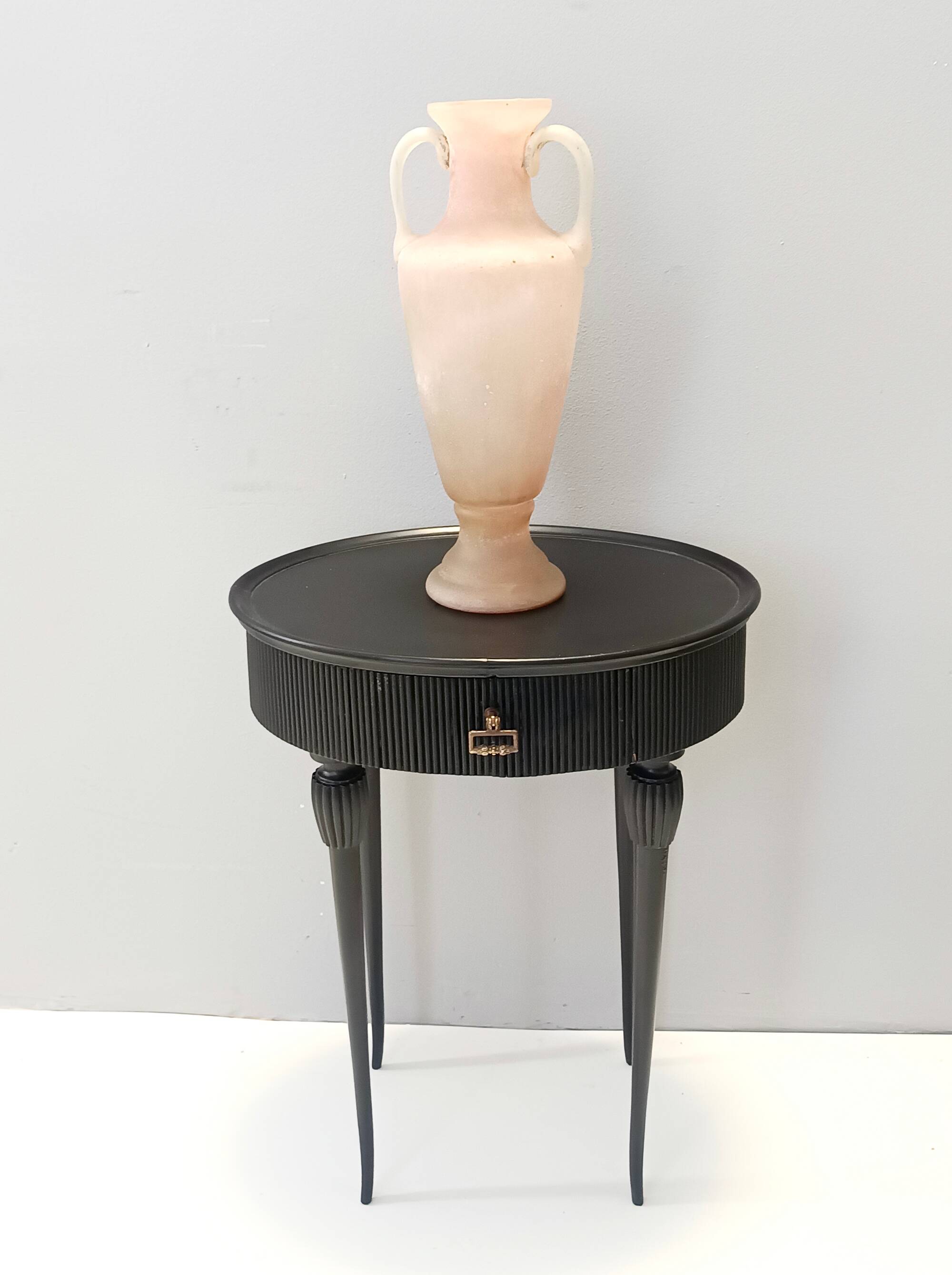 Table d'appoint, table de chevet ovale en hêtre noir ébénisé, Italie