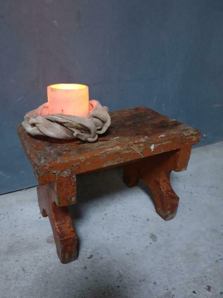Antique wooden bench, en brun mocca