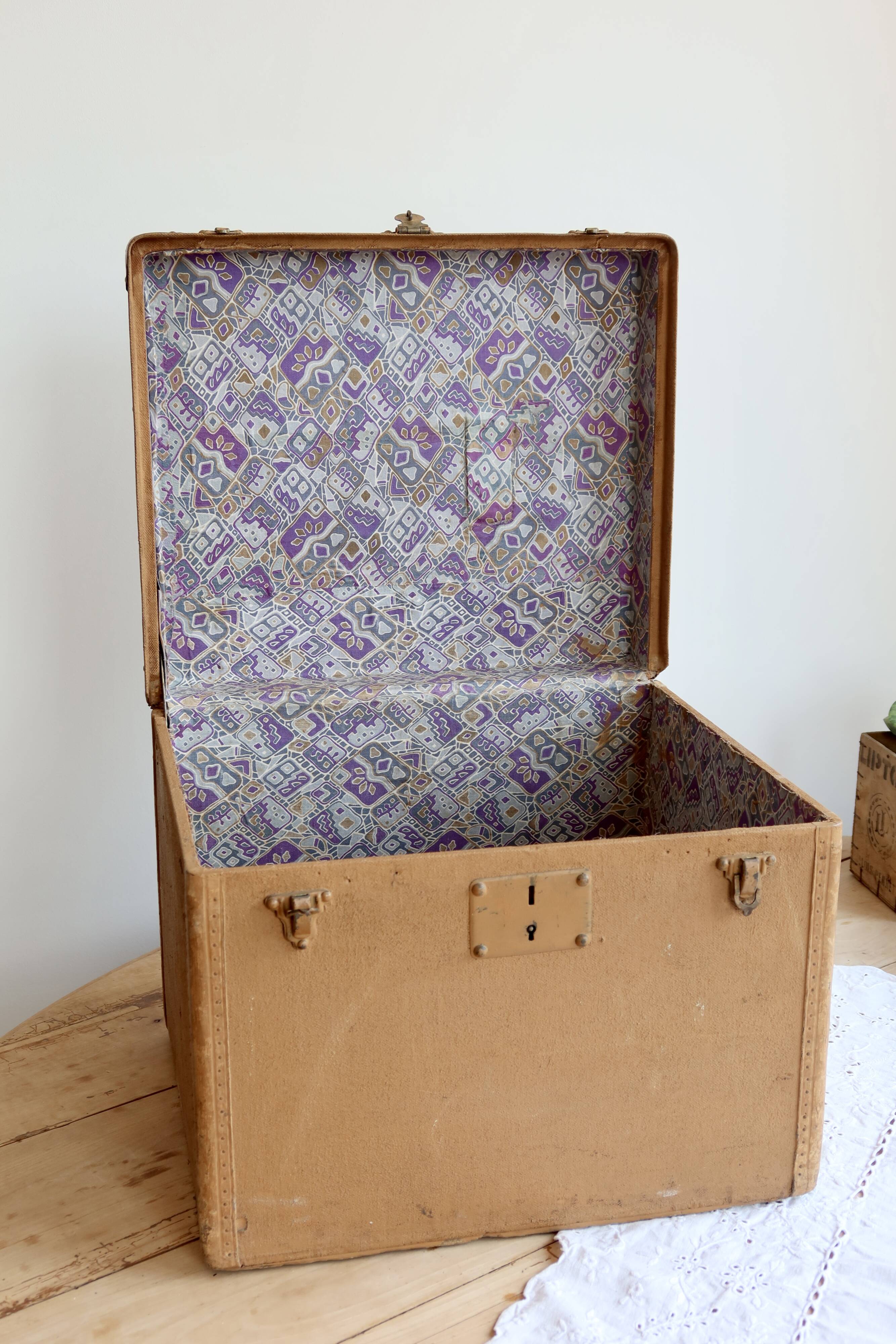 Vintage ochre trunk – Storage chest