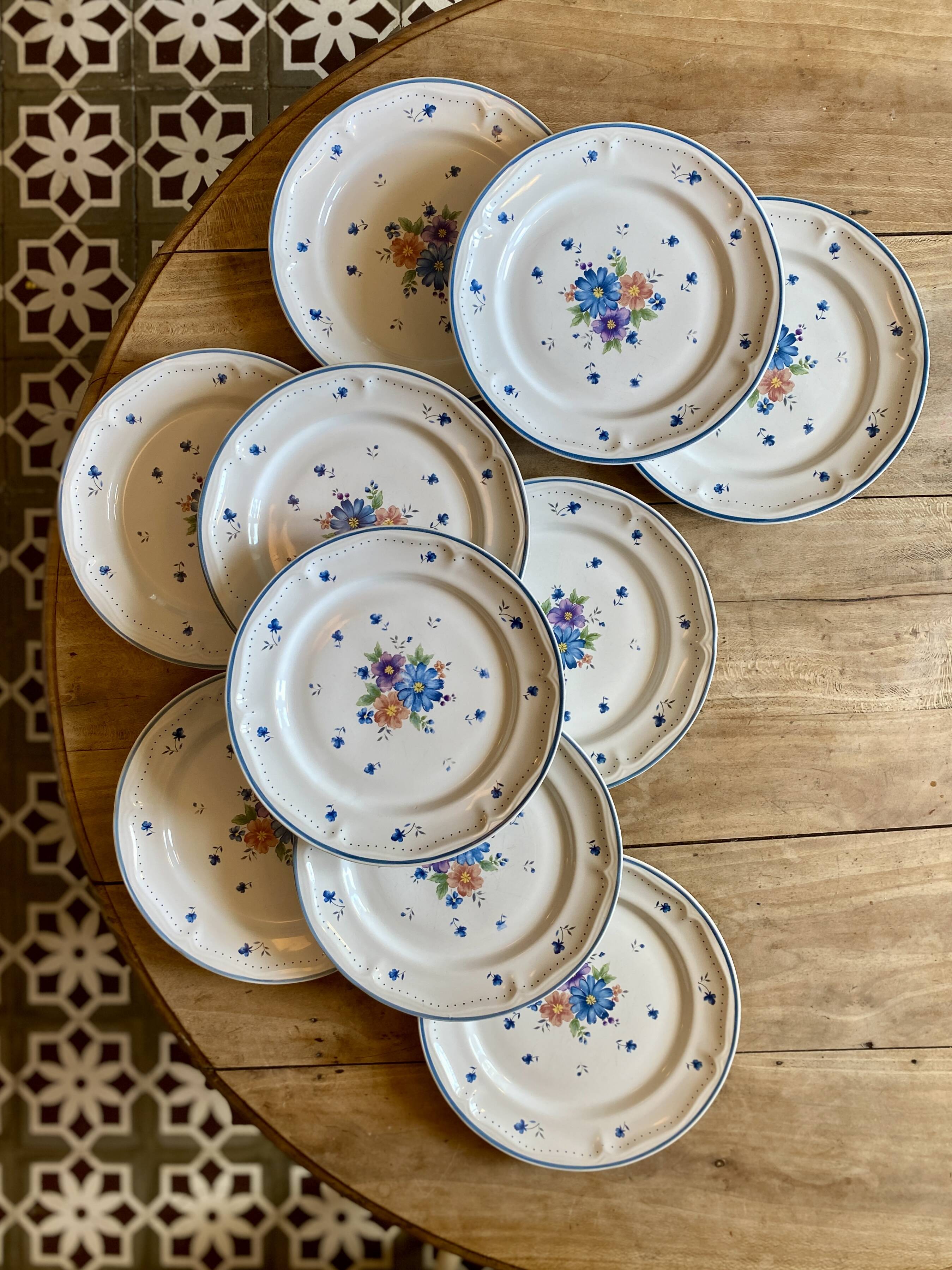 Set of 10 vintage flat plates