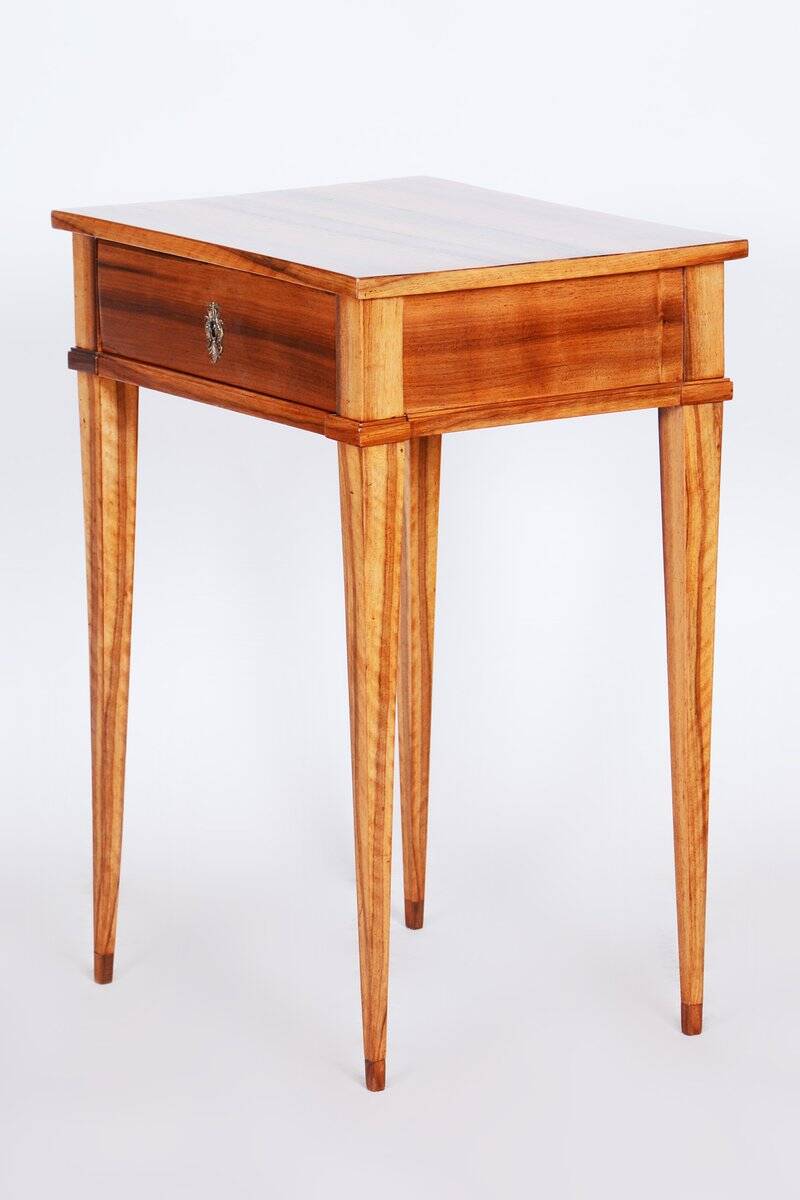 Table d'appoint Biedermeier en noyer, années 1820