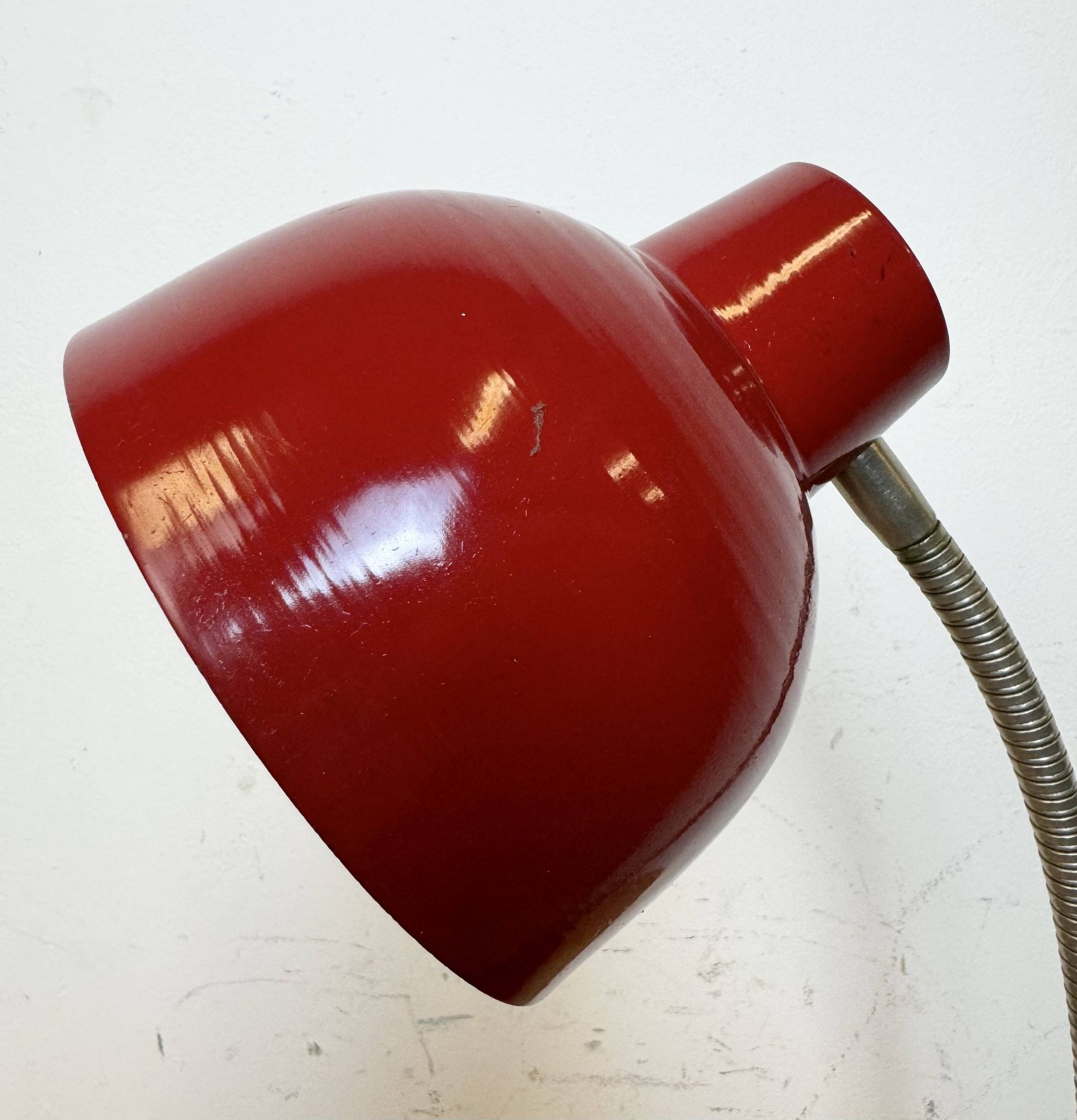 Lampe de Table Industrielle Rouge à Col de Cygne, 1960s