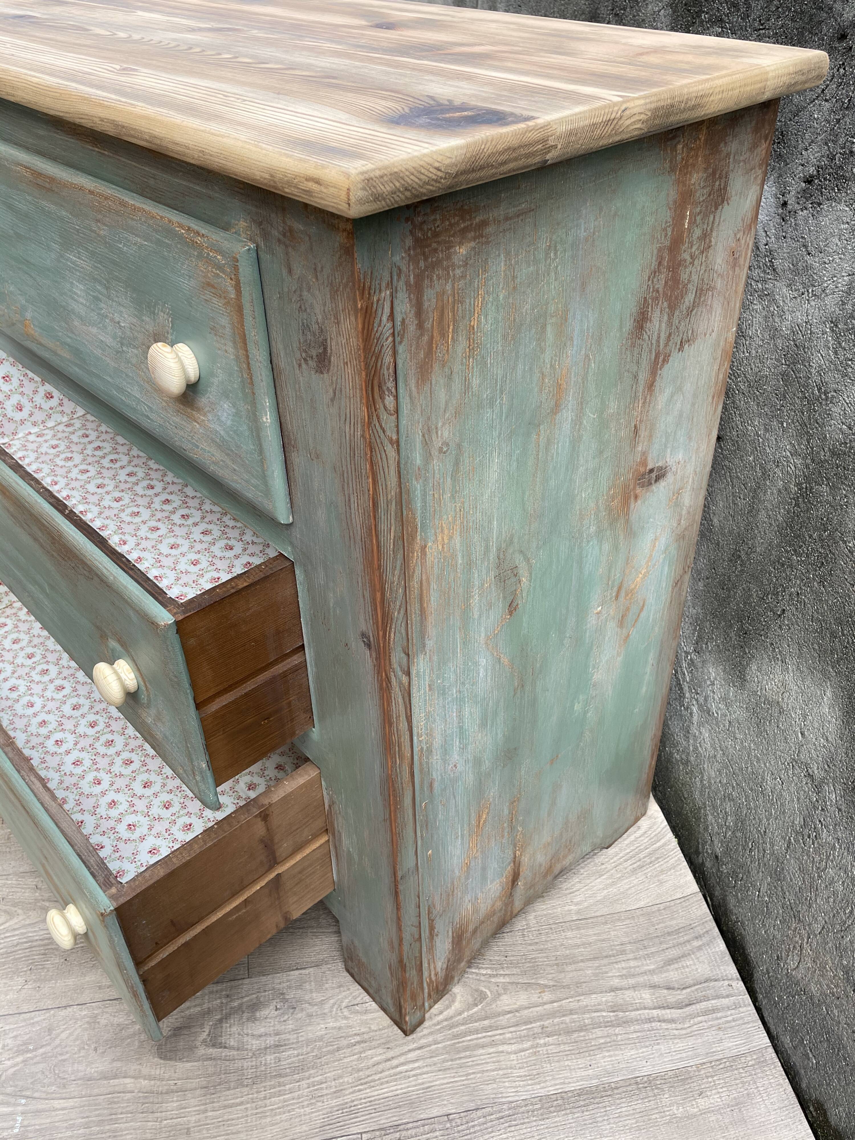 Commode en bois patinée