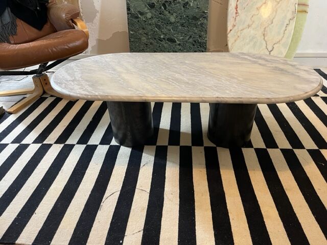 Table basse en marbre gris et pieds acier