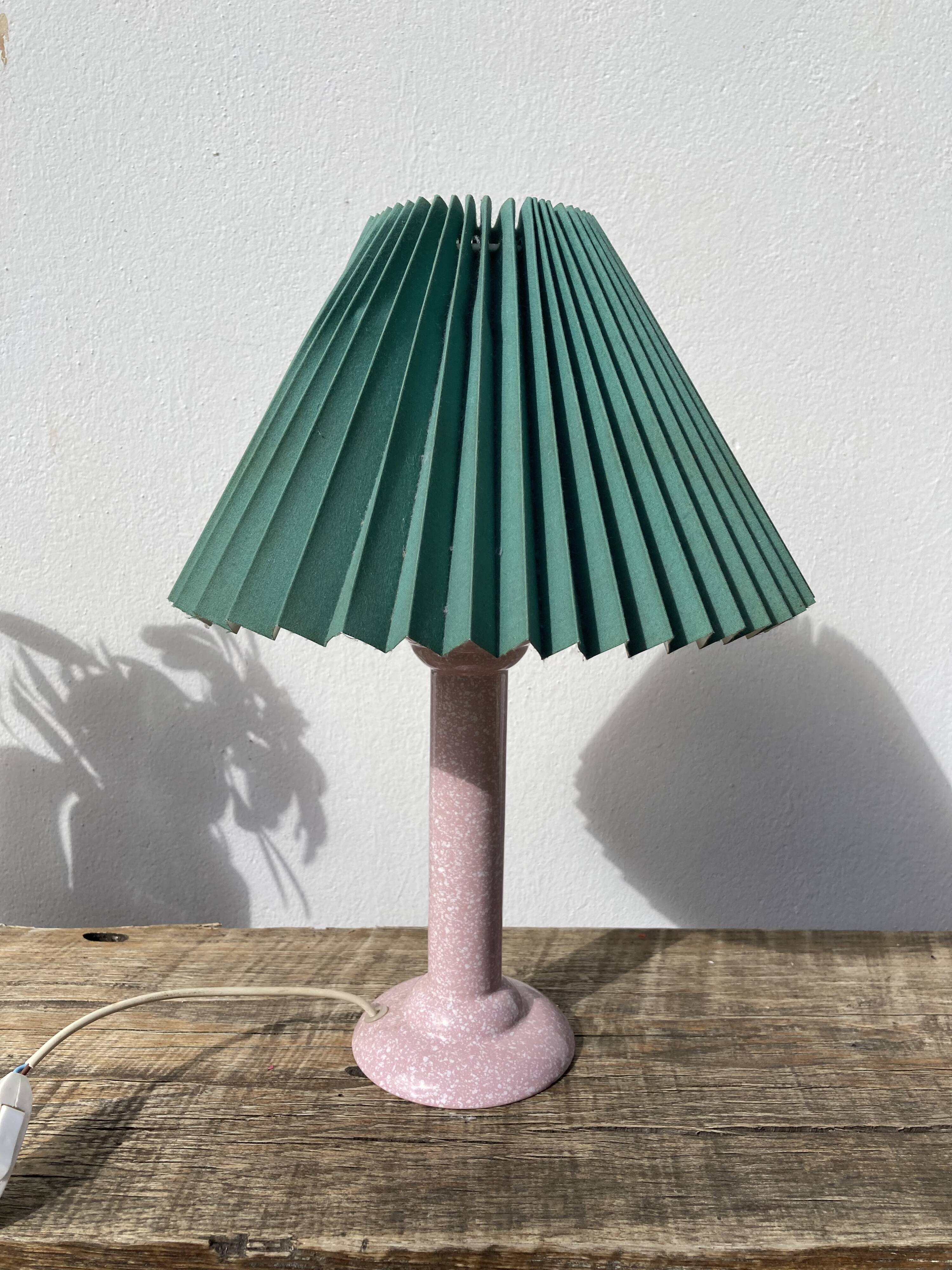 Lampe de chevet rose 1980 moucheté blanc abat jour plissé vert