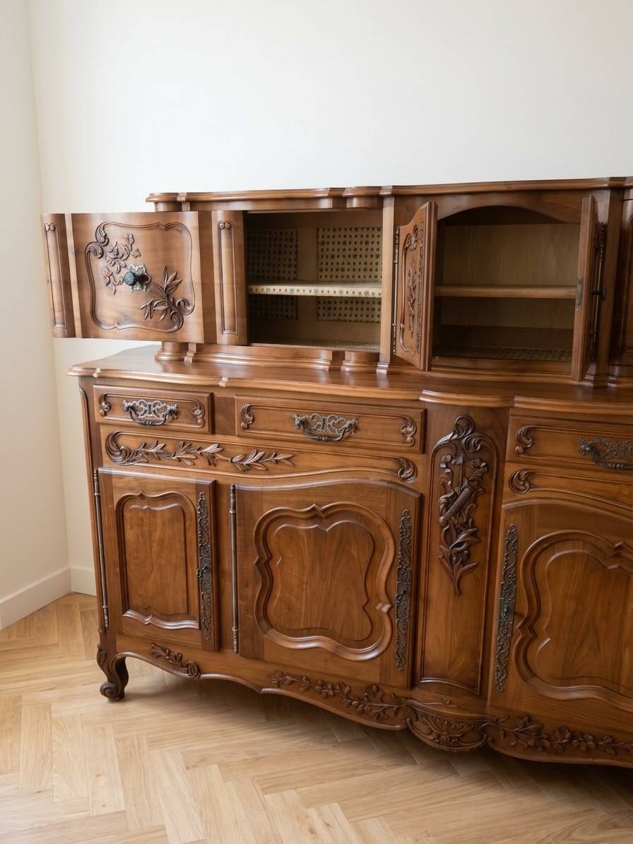 Large Provençal buffet in carved solid wood