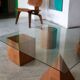 Table basse metaforma en bois et plateau en verre