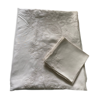 Tablecloth and towels