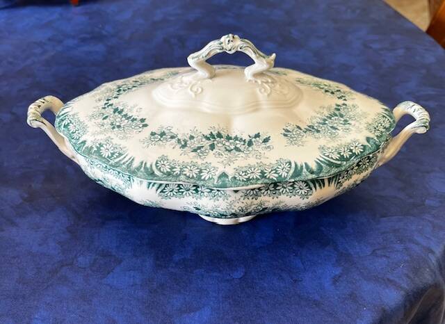 Porcelain soup tureen, English Marley England. "DAISY"