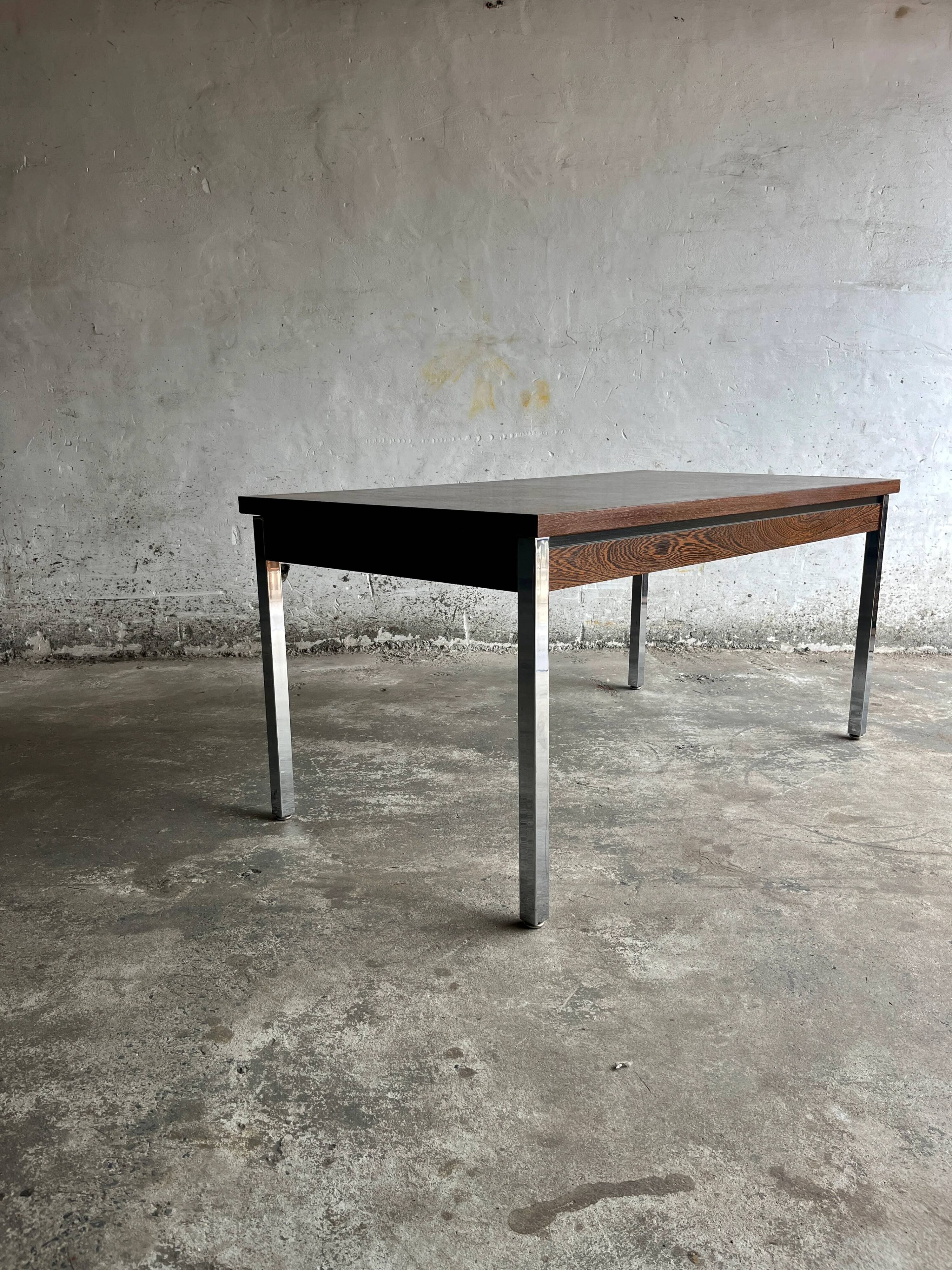 Table à manger belge mid-century avec pieds chromés