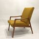 Fauteuil des années 60 retapissé velours moutarde