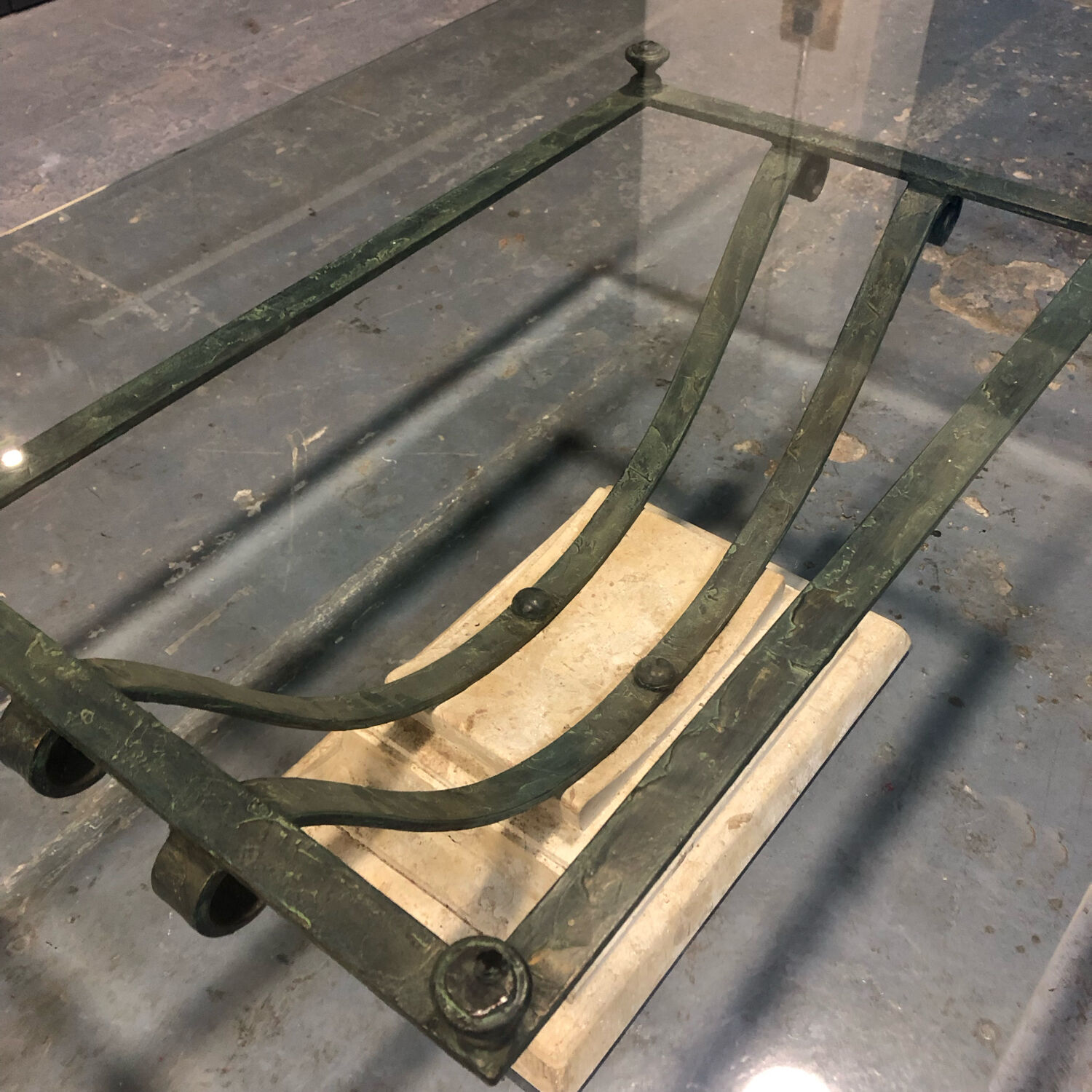 Table basse fer et verre patine antique