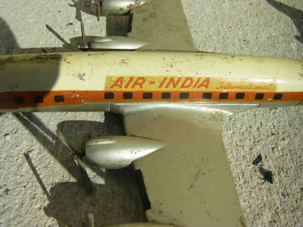 Avion en aluminium ancien