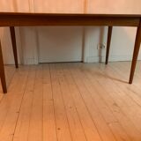 Table scandinave