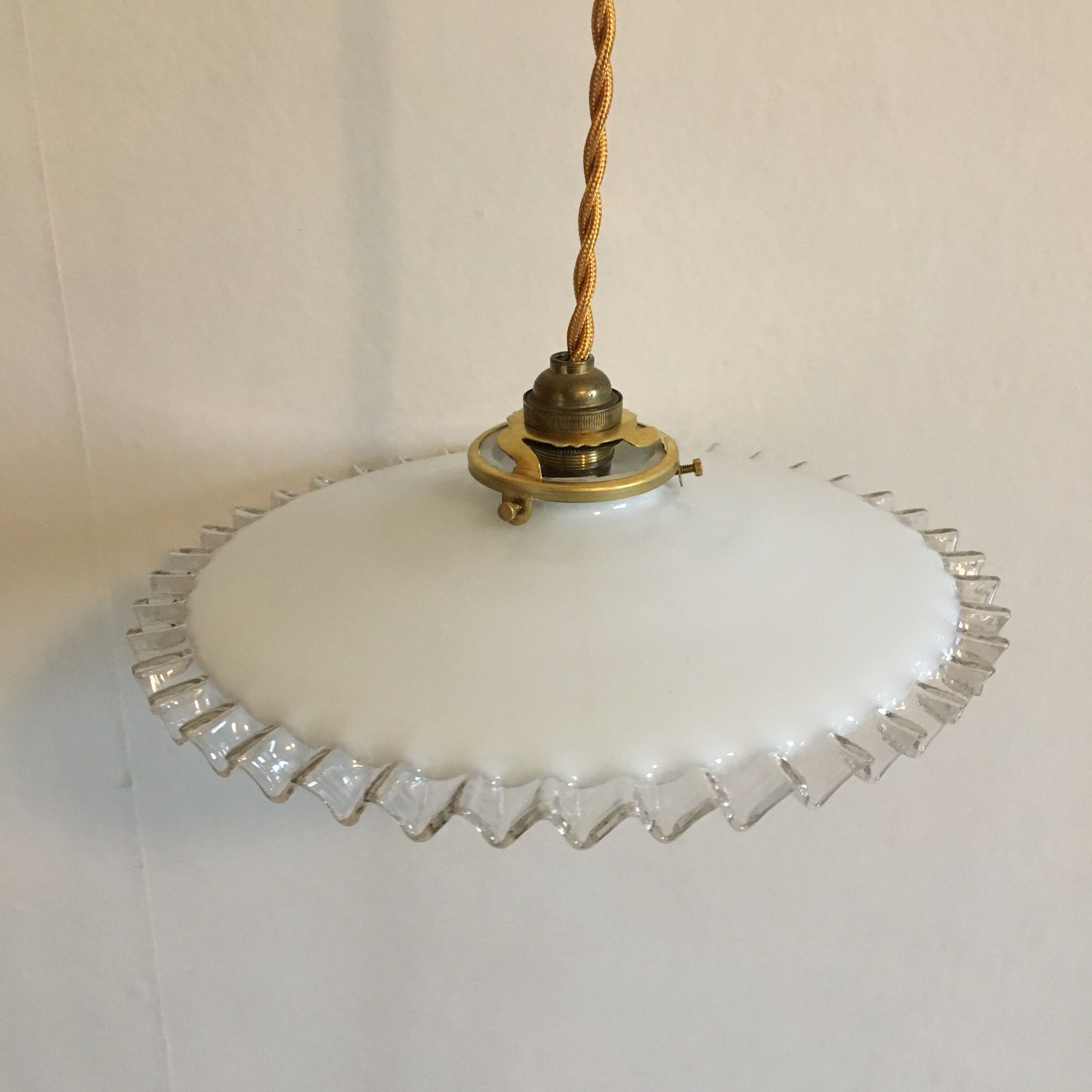 Pair of white opaline suspensions and toothed edges