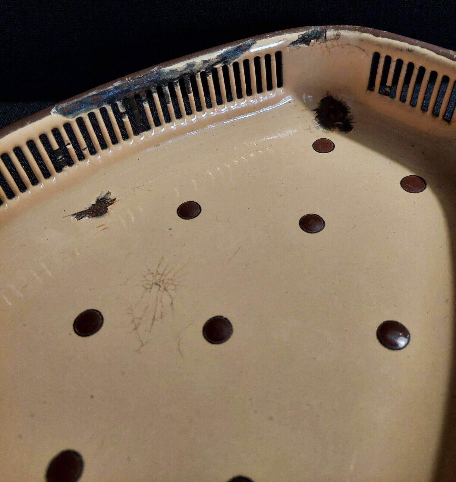 Bread basket in enameled sheet metal with brown dots, first half of the 20th century