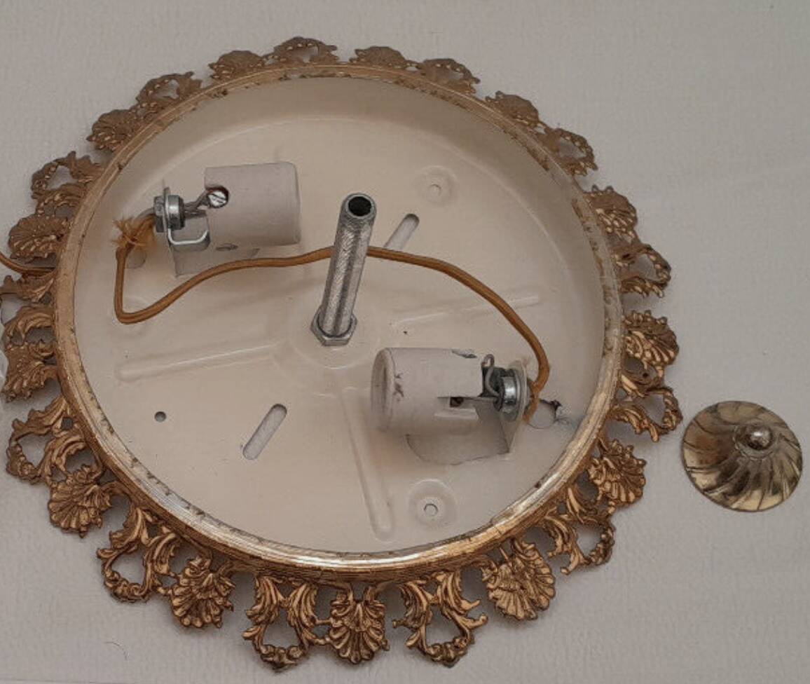 Round ceiling or wall light, in glass from the 70s, vintage.