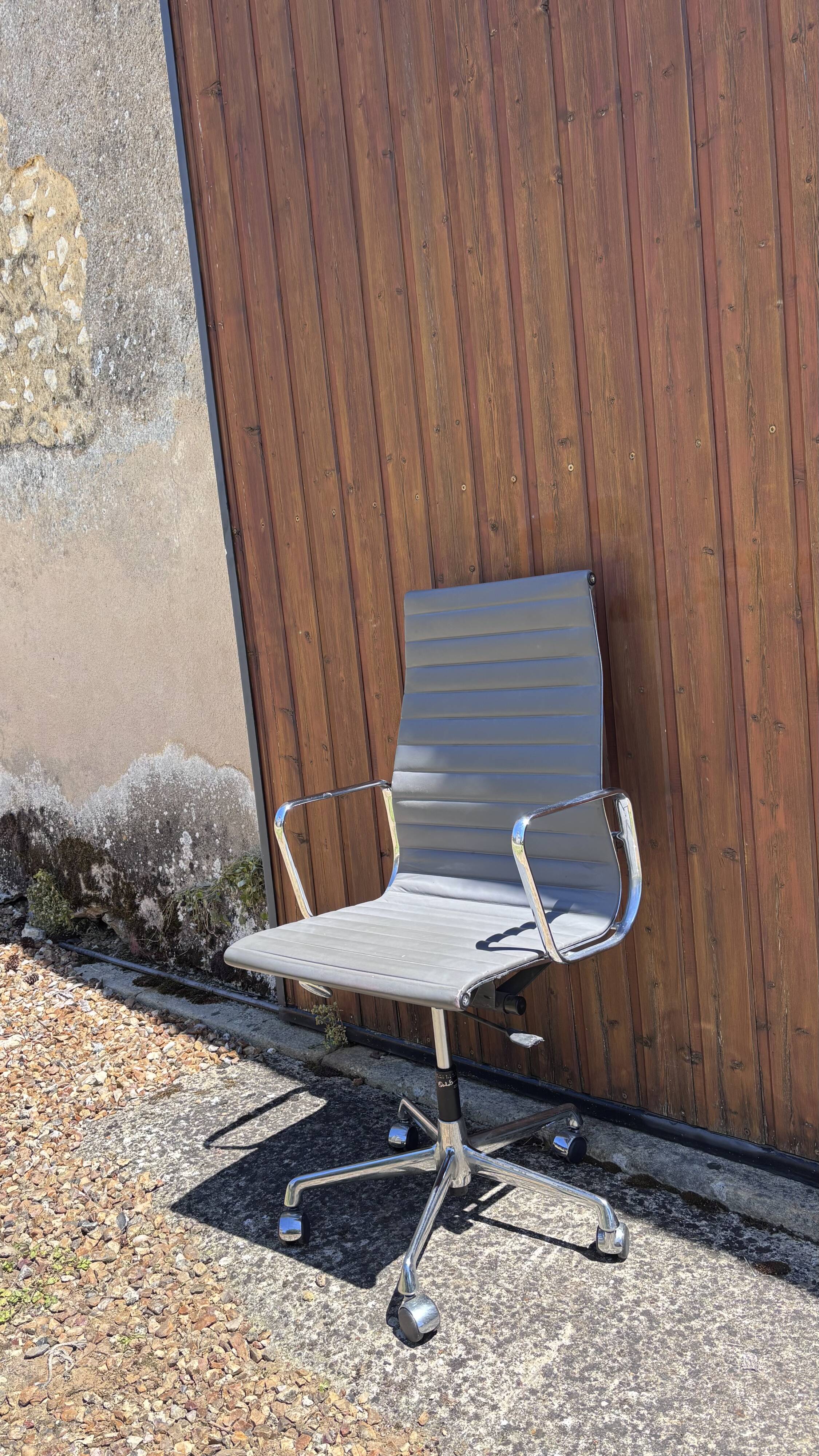 Vitra Charles & Ray Eames office chair