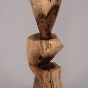 Table d’appoint sculpturale en bois massif, design contemporain original, logniture