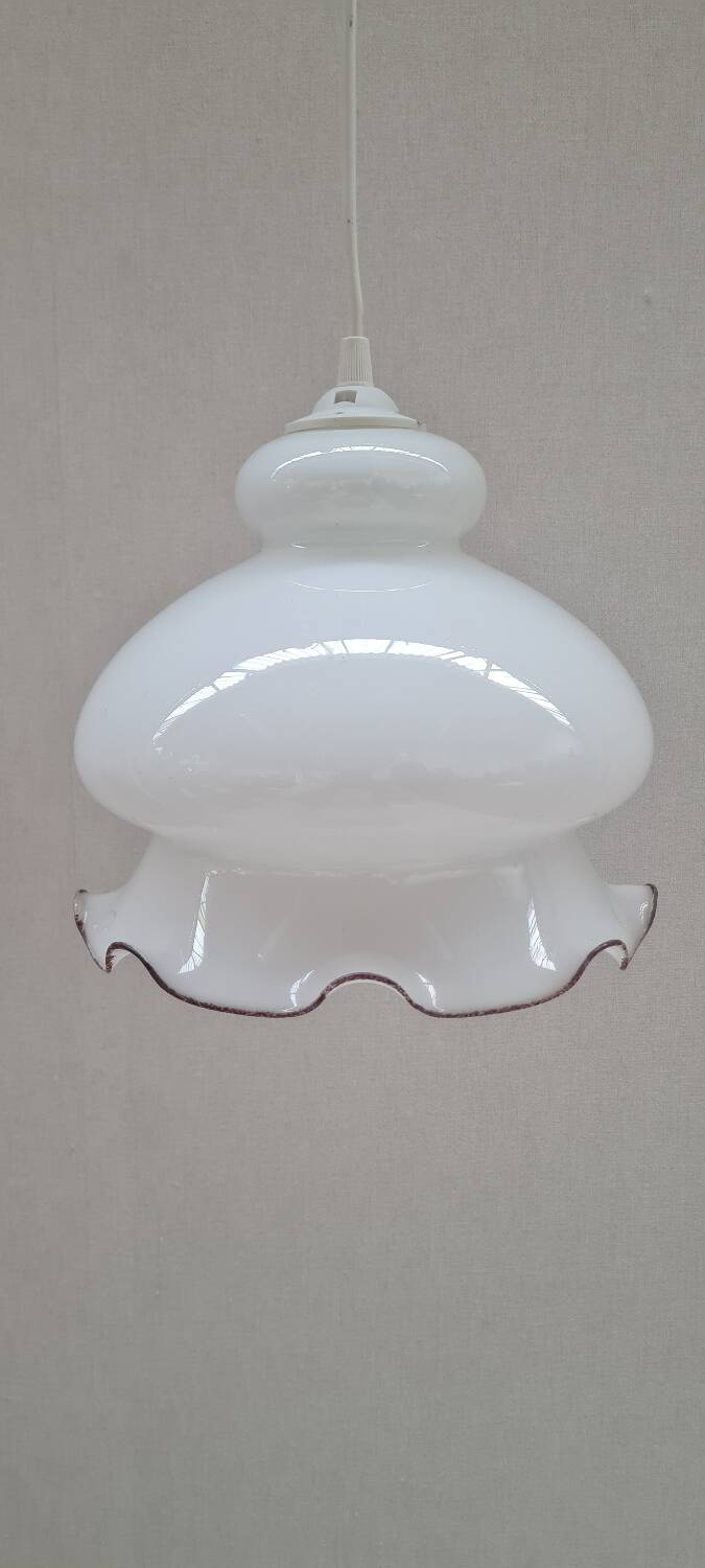 Suspension fleur en opaline laiteuse