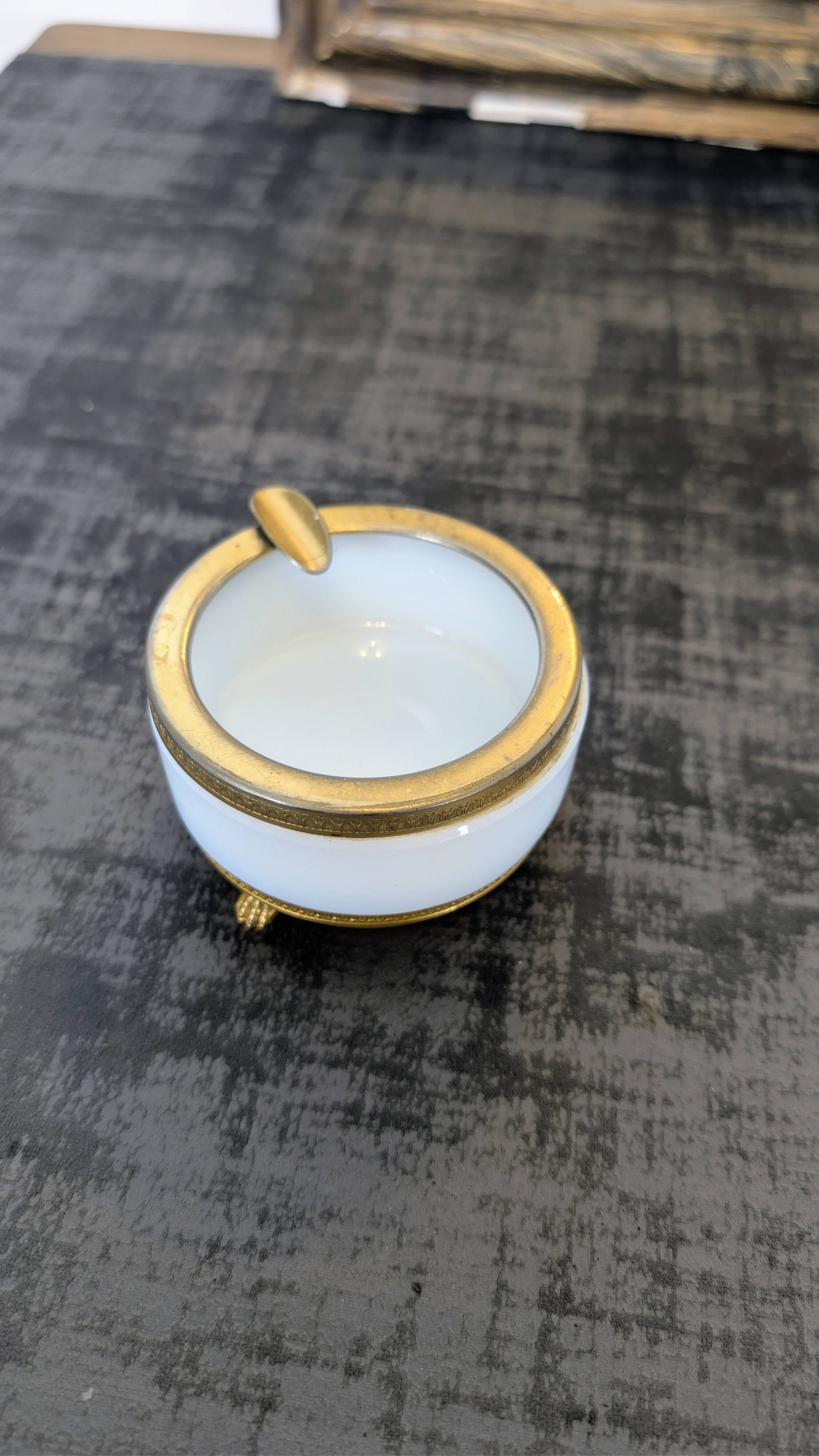 Antique ashtray in white opaline and brass, neoclassical style.