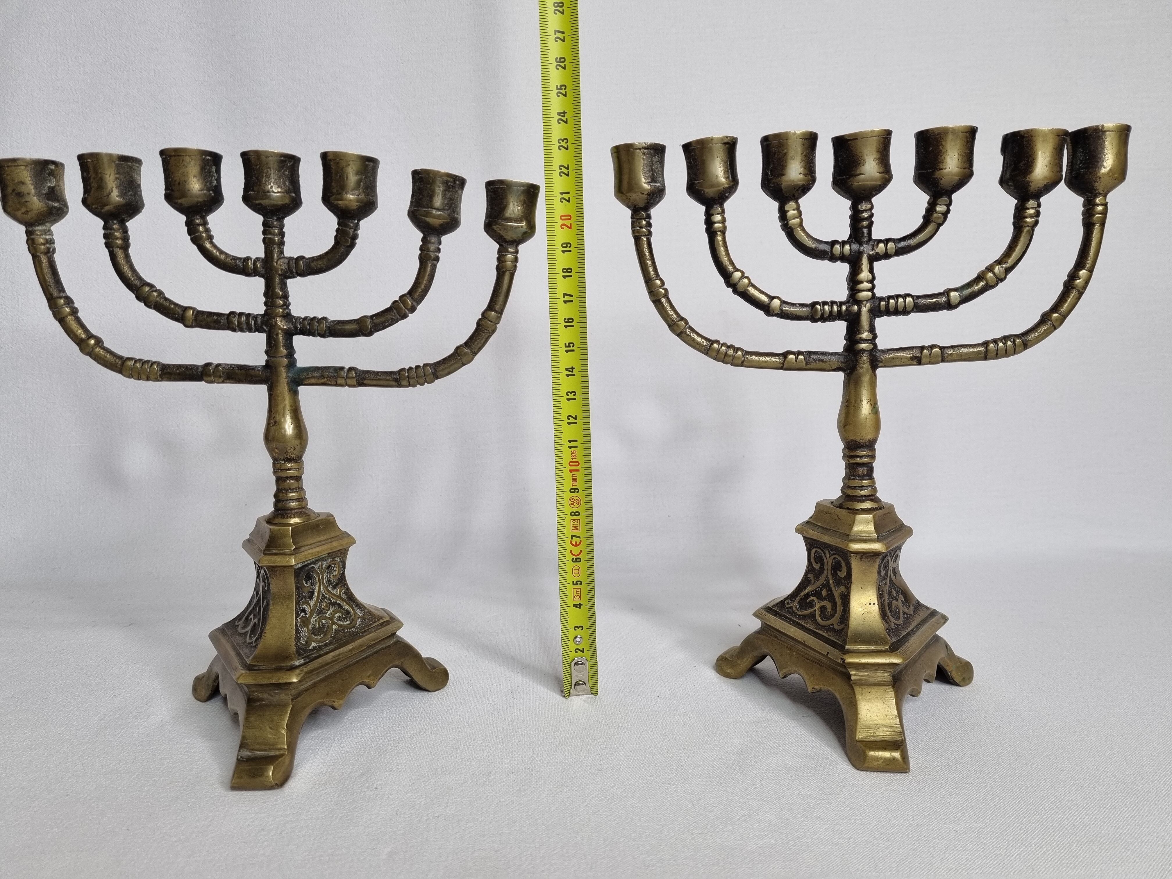 Paire de chandeliers à sept branches, Ménorah, en bronze massif patiné