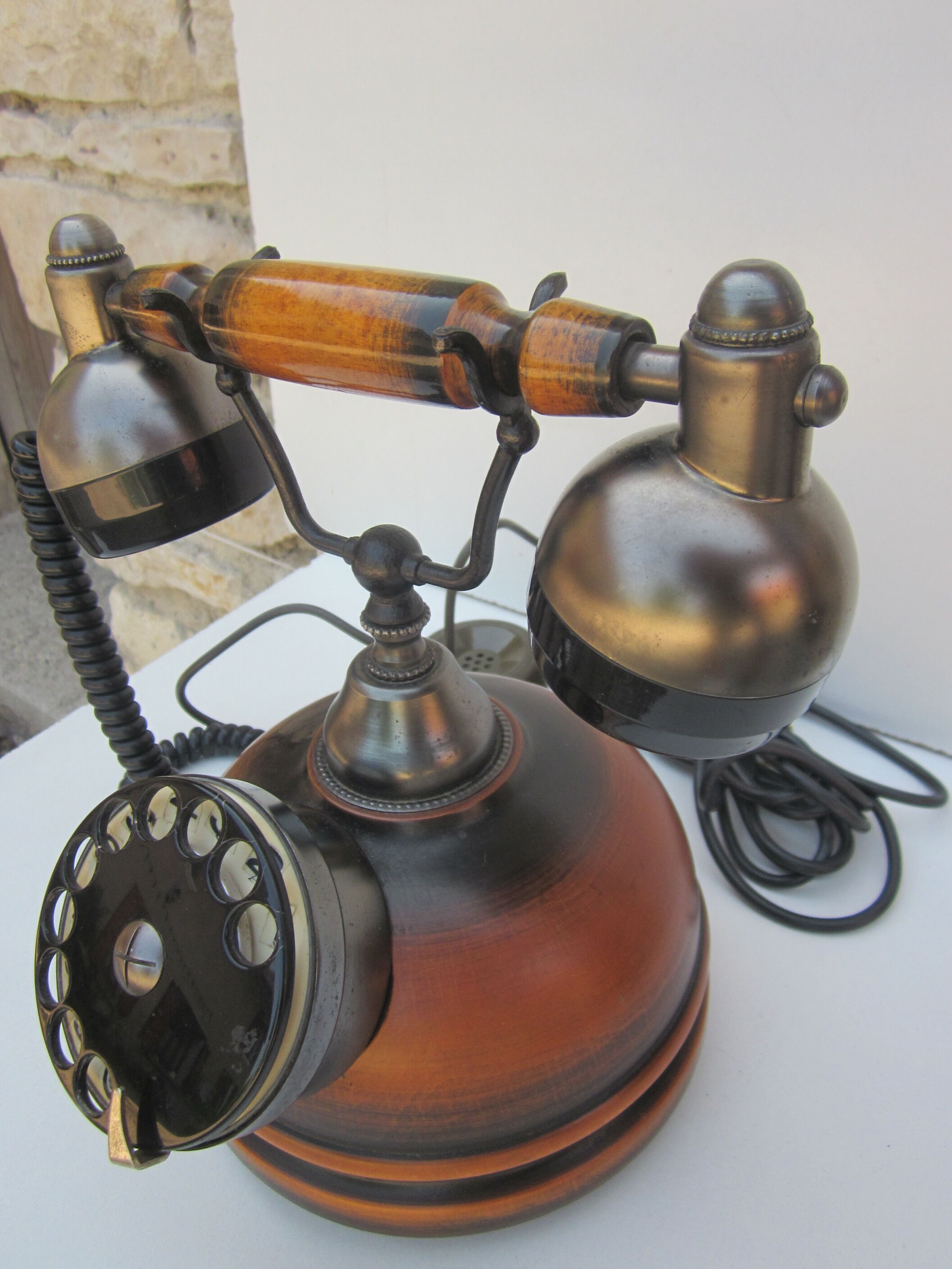 Reproduction of an old telephone in the early 1900s