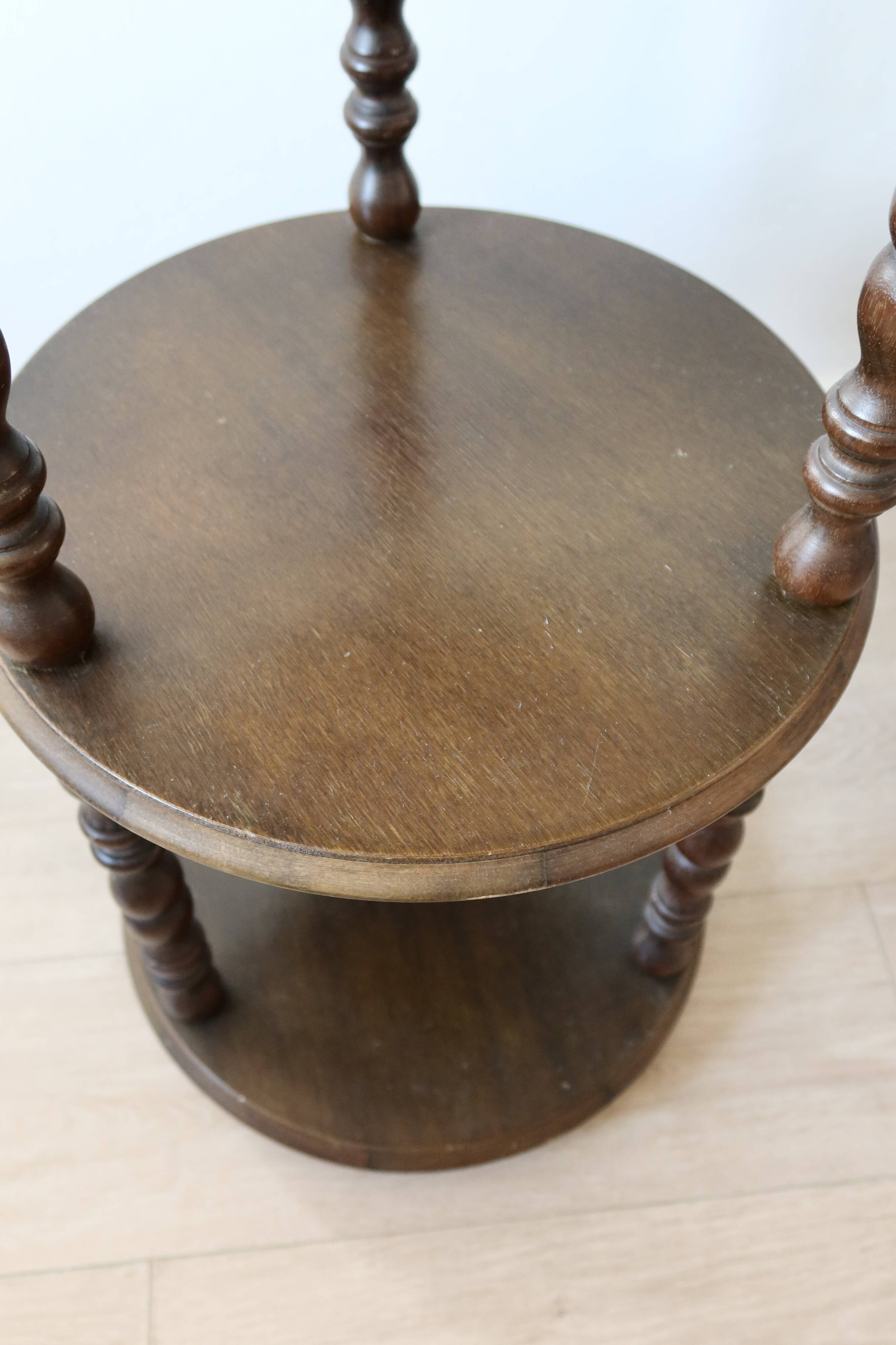 Table d’appoint vintage en bois tourné à trois niveaux meuble ancien style