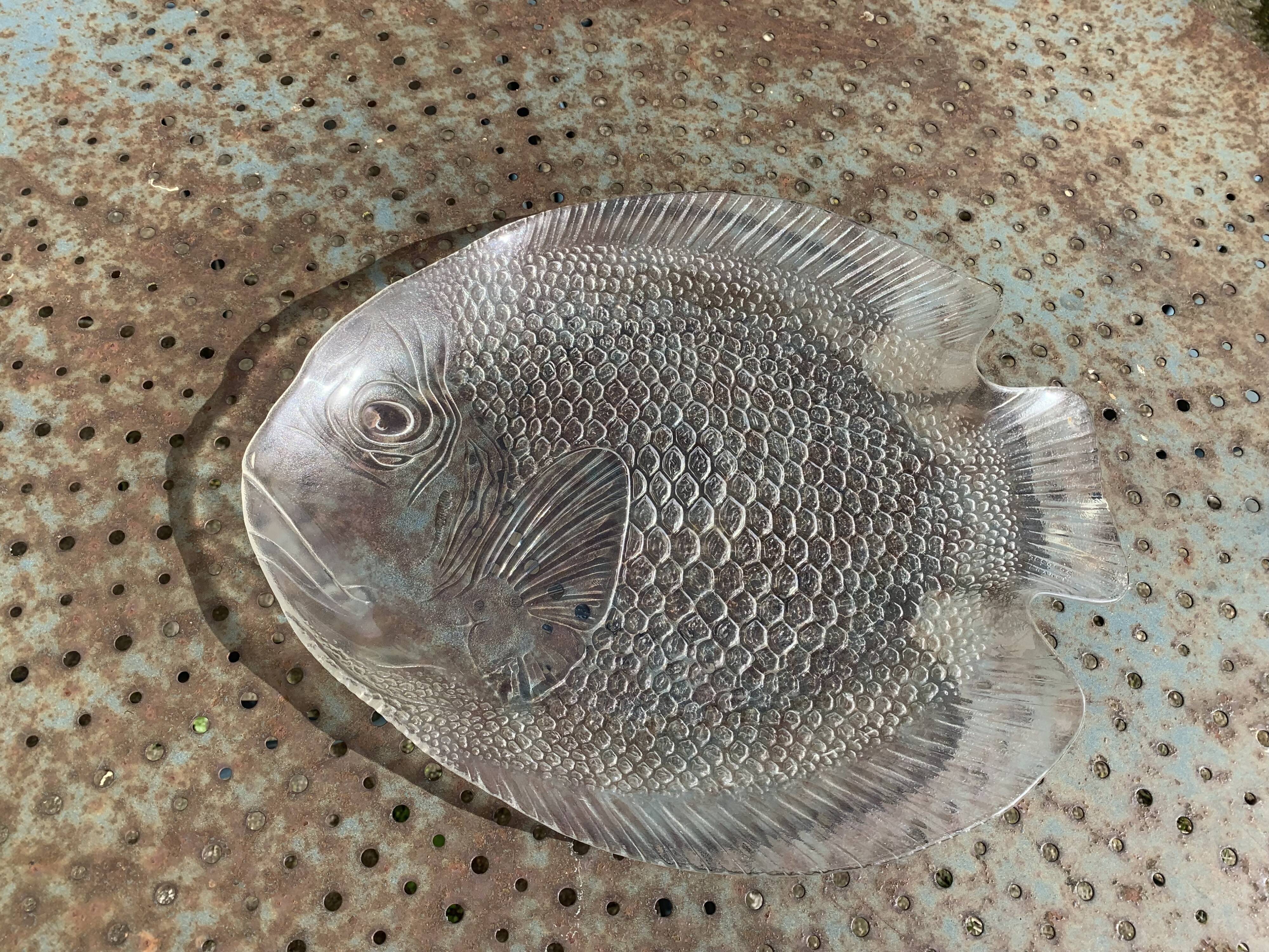 Large fish-shaped dish in transparent glass, made in France, vintage 1970