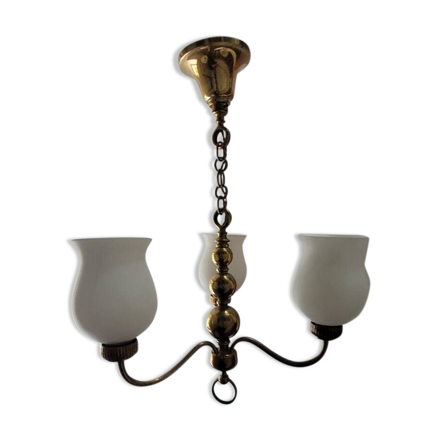 Three-light chandelier in brass and opaline.